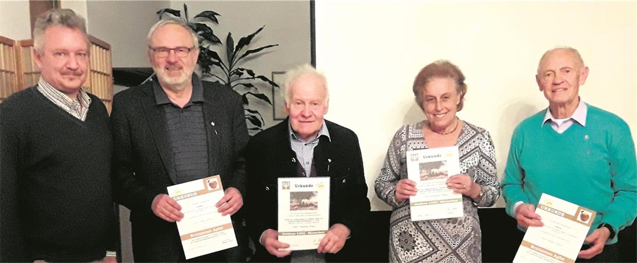 MURRHARDT (pm). Der Verein Obst, Garten und Landschaft Murrhardt hat bei der Jahreshauptversammlung langjährige Mitglieder geehrt. Vorsitzender Rainer Laidig (links) zeichnete Siegfried Braun (Mitte) und Annelise Weber (Zweite von rechts) für ihre 40-jährige Vereinstreue, Wilhelm Wieland (rechts) und Albert Pschorr (Zweiter von links) für ihre zehnjährige Mitgliedschaft aus. Großes Interesse fand der Vortrag über den Anbau von Kiwis und Feigen. Kiwibäume benötigen einen sonnigen, warmen und windgeschützten Standort, berichtet der Verein. Die Früchte enthalten viel Vitamin C sowie Mineralien, Kalzium und Magnesium, sind mit Blick auf ihre Inhaltsstoffe gesundheitsfördernd und anderen Zitrusfrüchten stark überlegen. Feigen wiederum können durch ihre Ballaststoffe und die damit verbundene Verdauungsförderung punkten. In ihnen findet sich zudem viel Eisen, das zur Blutbildung benötigt wird, sowie Kalium, das als Baustein unter anderem für Knochen, Haut, Haare und Nägel benötigt wird. Foto: privat