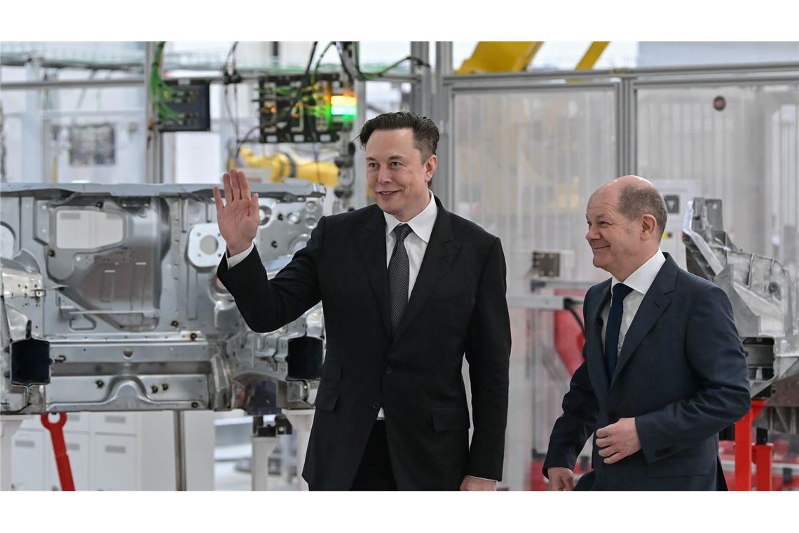 Musk (l) und Scholz während der Eröffnung der Tesla-Fabrik in Grünheide. (Archivbild)