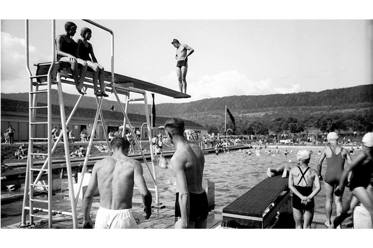 Muskulöse Männer, wie die Nazis sie propagierten – im Freibad in Dettingen an der Erms 1939.