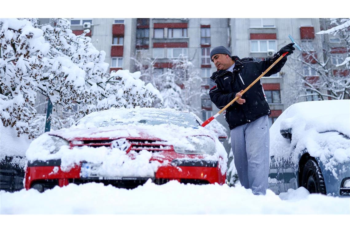 n Bosnien-Herzegowina und in Kroatien behindern Sturm und Schnee den Verkehr. Viele Fernstraßenabschnitte sind für den Verkehr gesperrt.