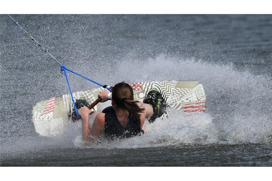 Nach Angaben der Polizei sollte die Wassersportlerin auf dem Rhein bei Rheinmünster im Landkreis Rastatt von einem Schnellboot gezogen werden. (Symbolbild)