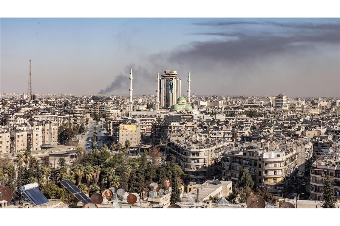 Nach Angriffen auf Ziele in Aleppo steigt in der Stadt Rauch auf.