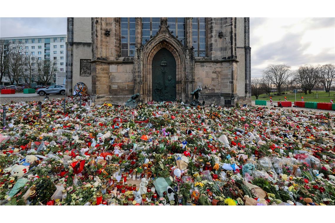 Nach Anschlag auf den Magdeburger Weihnachtsmarkt: Hunderte Kerzen, Blumen und Plüschtiere finden sich vor der Johanniskirche für die Opfer des Anschlags.