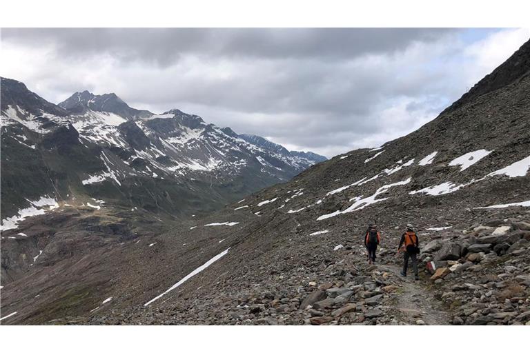 Nach dem Absturz eines Kleinflugzeugs im alpinen Gelände Österreichs hat die Polizei die Fluggastzelle gefunden. (Symbolbild)