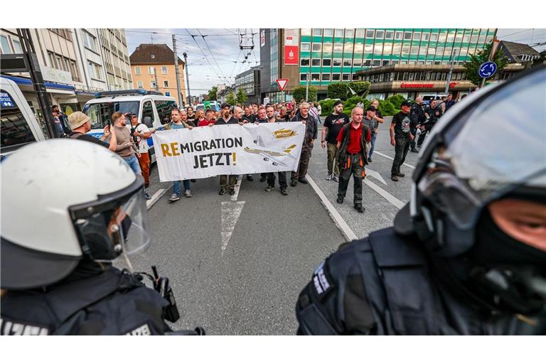 Nach dem Anschlag mit drei Toten in Solingen hat es am Montagabend in der Stadt Demonstrationen gegeben.