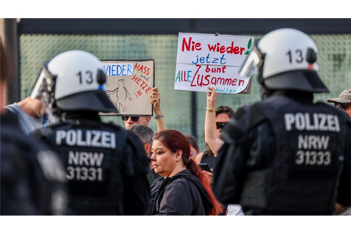 Nach dem Anschlag mit drei Toten in Solingen hat es am Montagabend in der Stadt erneut Demonstrationen gegeben.