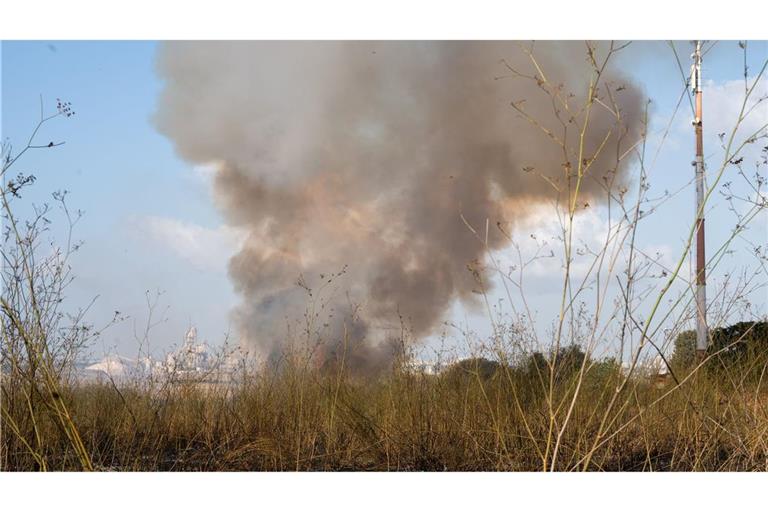 Nach dem Einschlag von Teilen einer Huthi-Rakete ist in Israel ein Feuer ausgebrochen.