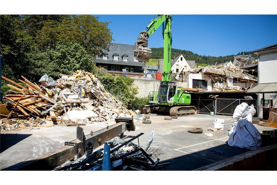 Nach dem Einsturz wird das Hotel nach und nach abgerissen.