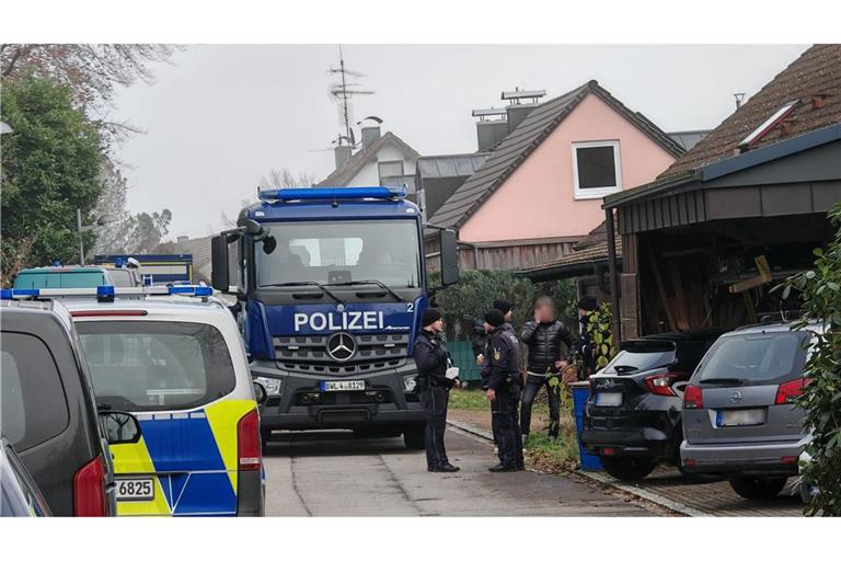 Nach dem Hinweis eines Angeklagten in einem laufenden Mordprozess ist auf einem Grundstück in der Gemeinde Gaienhofen eine Leiche geborgen worden.