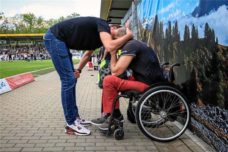 Nach dem Regionalliga-Abstieg brauchte Tankred Volkmer Trost vom sportlichen Leiter Benedikt Röcker (links). Dabei fehlt es dem Mann am Mikrofon sonst selten an klaren Worten. Foto: Alexander Becher