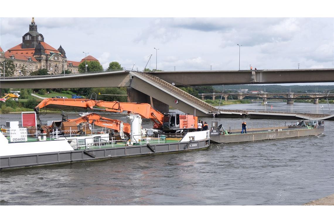 Nach dem Teileinsturz der Brücke zeichnet sich ein Elbe-Hochwasser ab.