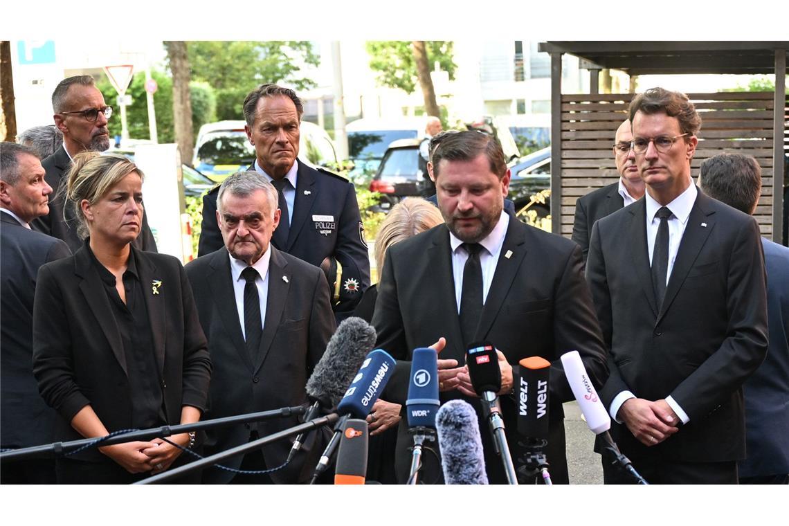 Nach dem tödlichen Messerangriff von Solingen spricht der Solinger Oberbürgermeister Tim Kurzbach (2.v.r.) neben Nordrhein-Westfalens Ministerpräsident Hendrik Wüst (r) und NRW-Innenminister Herbert Reul (2.v.l.) bei einem Pressestatemnt.,