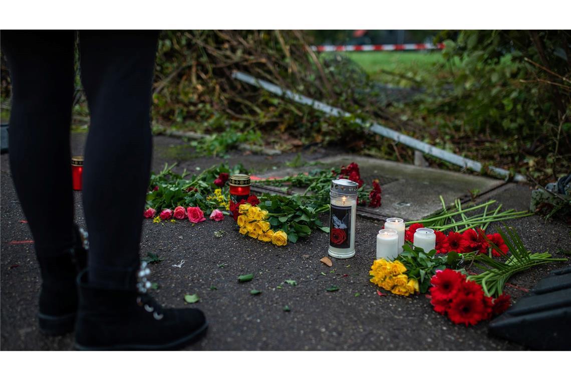 Nach dem Unfall mit drei Toten legen Trauernde Blumen und Kerzen an der Unfallstelle nieder.