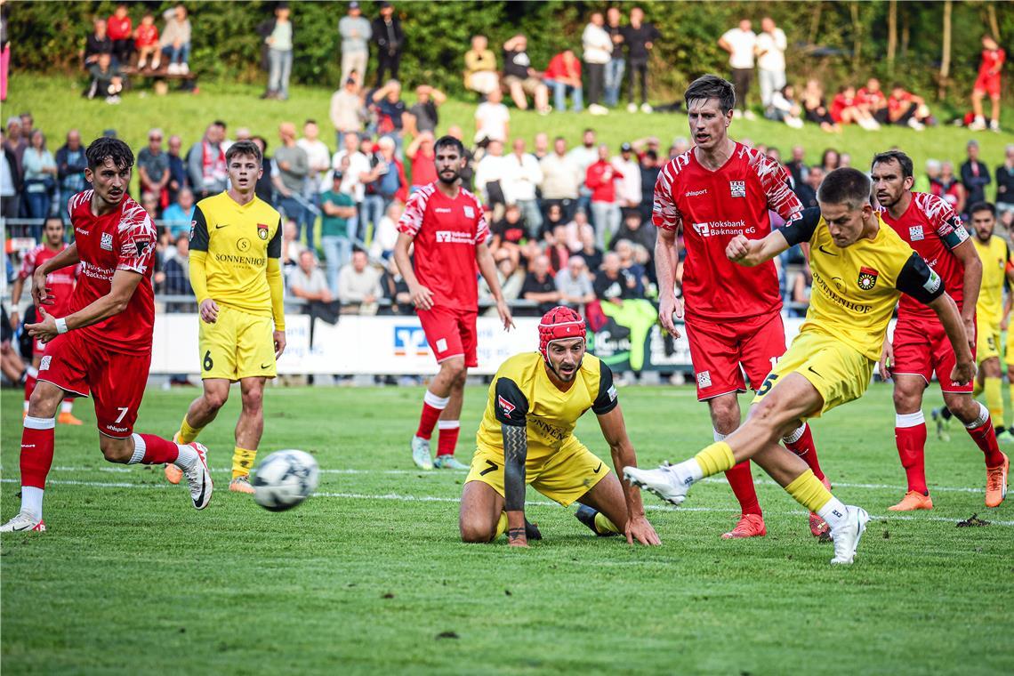 Nach dem Zusammenspiel mit Dominik Salz (am Boden), der später das 2:1 für Großaspach erzielen sollte, gleicht Lukas Stoppel für die SG in Backnang zum 1:1 aus. Foto: Alexander Becher