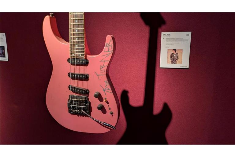 Nach den Aufnahmen zu Tina Turners "Private Dancer" ließ sich Jeff Beck seine pinkfarbene Jackson-Grover-Gitarre von der Sängerin signieren - mit Messer und Nagellack.