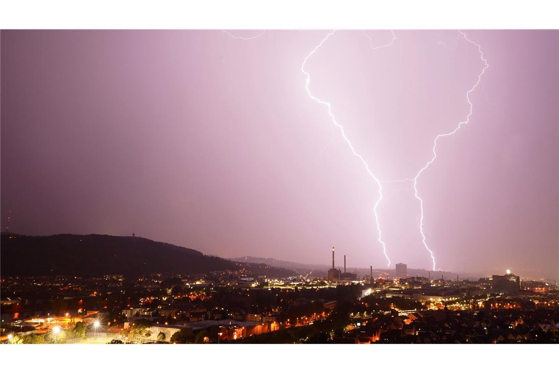 Nach den hochsommerlichen Temperaturen in Baden-Württemberg ziehen zum Start in die neue Woche dunkle Wolken auf. (Symbolbild)