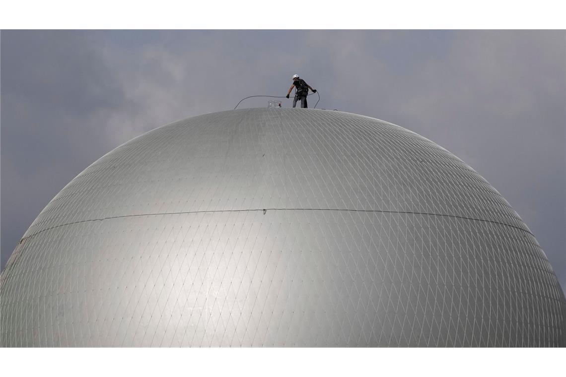 Nach den Olympischen Spielen - Ein Arbeiter steht auf der Spitze des olympischen Ballons