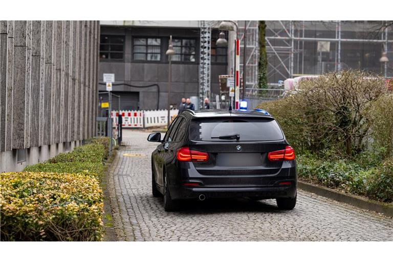 Nach den Schüssen vor dem Bielefelder Landgericht wird der Tatverdächtige zum Haftrichter gefahren.