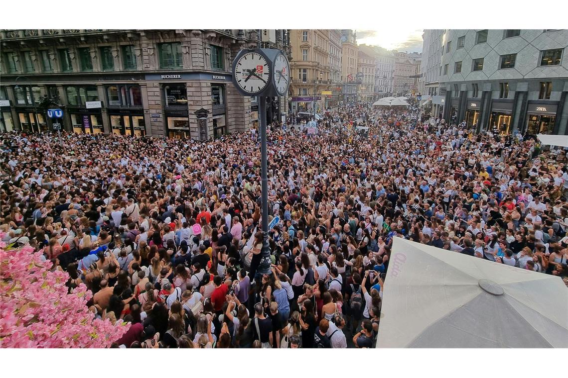 Nach der Absage der Konzerte versammelten sich Swift-Fans In der Wiener Innenstaft. (Archivbild)