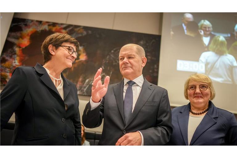 Nach der Abstimmung redeten SPD-Chefin Esken (links) und Kanzler Scholz dann doch noch miteinander.