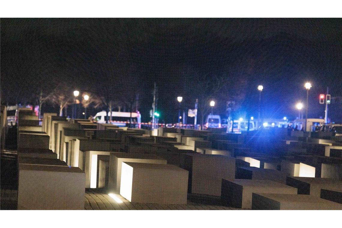 Nach der Attacke am Holocaust-Mahnmal in Berlin hat die Polizei einen Verdächtigen festgenommen.