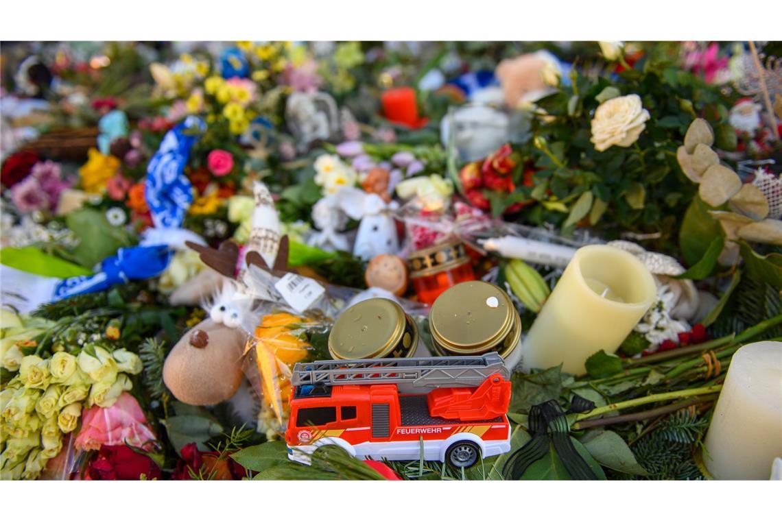 Nach der Attacke auf den Weihnachtsmarkt war vor dem Portal der Johanniskirche von der Stadt Magdeburg ein Gedenkort eingerichtet worden.