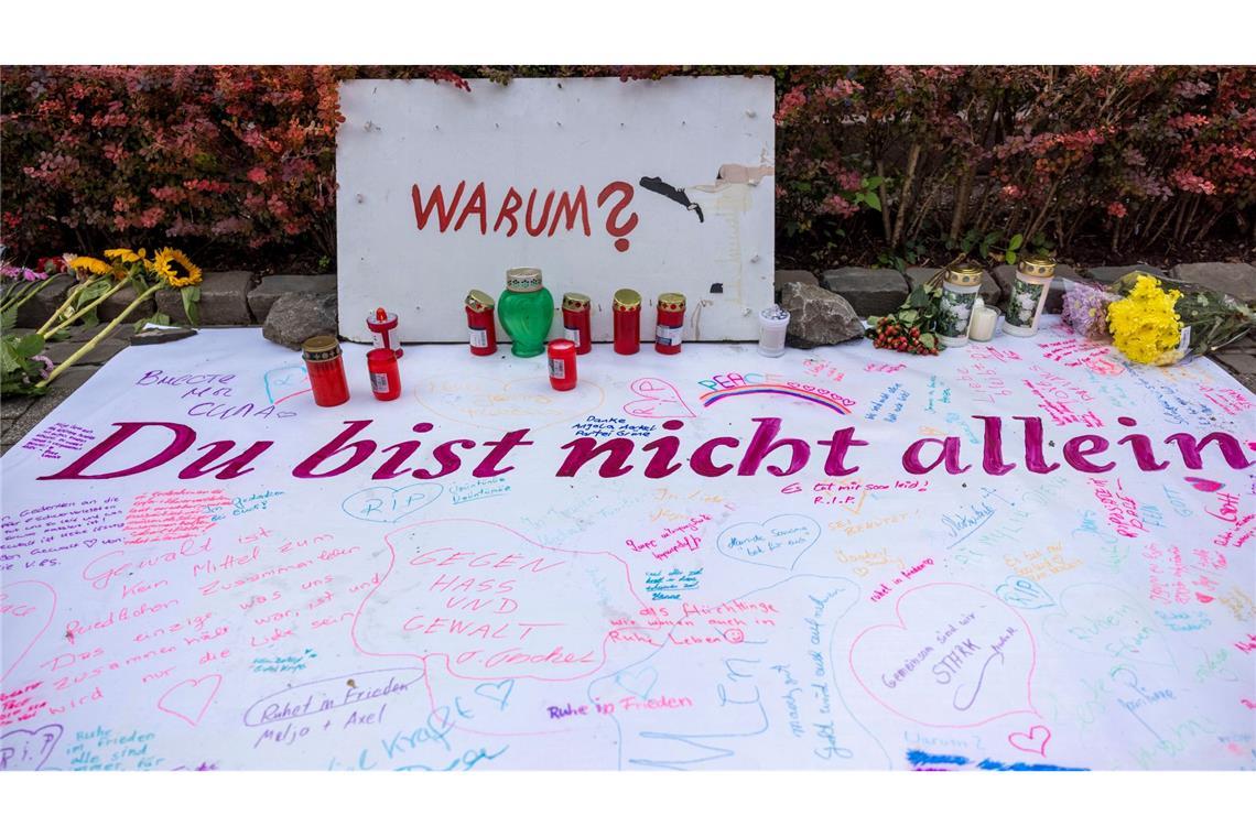 Nach der Attacke haben Menschen Botschaften, Blumen und Kerzen in der Nähe des Tatorts hinterlassen.