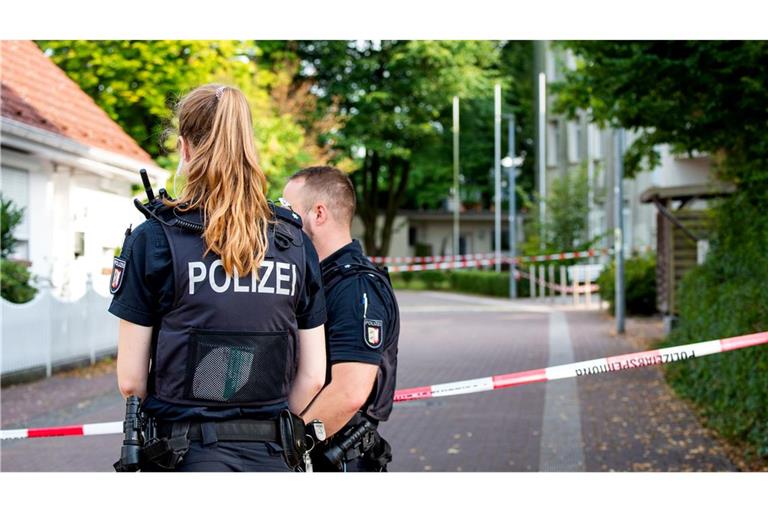 Nach der Attacke sichern Polizisten das Gelände