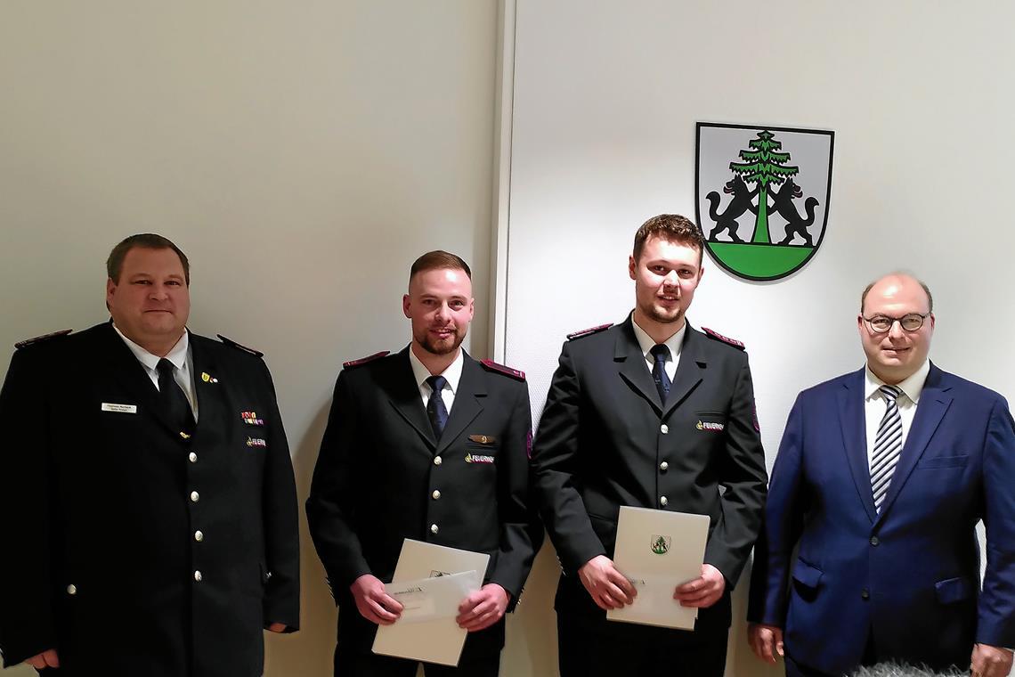 Nach der Bestätigung im Murrhardter Gemeinderat (von links): Stefan Krehan, Kommandant der Feuerwehr Murrhardt, Yannik Traub, stellvertretender Abteilungskommandant Kirchenkirnberg, Lenny Stürtz, Abteilungskommandant Kirchenkirnberg, und Bürgermeister Armin Mößner. Foto: Christine Schick