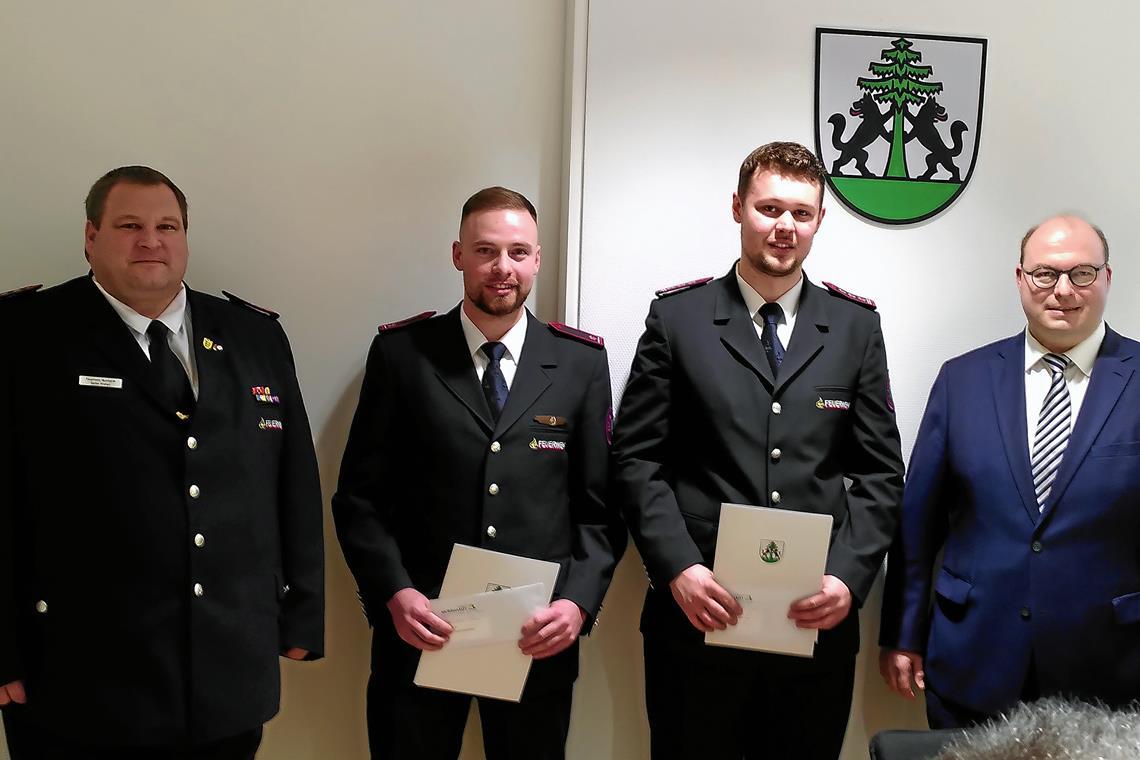 Nach der Bestätigung im Murrhardter Gemeinderat (von links): Stefan Krehan, Kommandant der Feuerwehr Murrhardt, Yannik Traub, stellvertretender Abteilungskommandant Kirchenkirnberg, Lenny Stürtz, Abteilungskommandant Kirchenkirnberg, und Bürgermeister Armin Mößner. Foto: Christine Schick