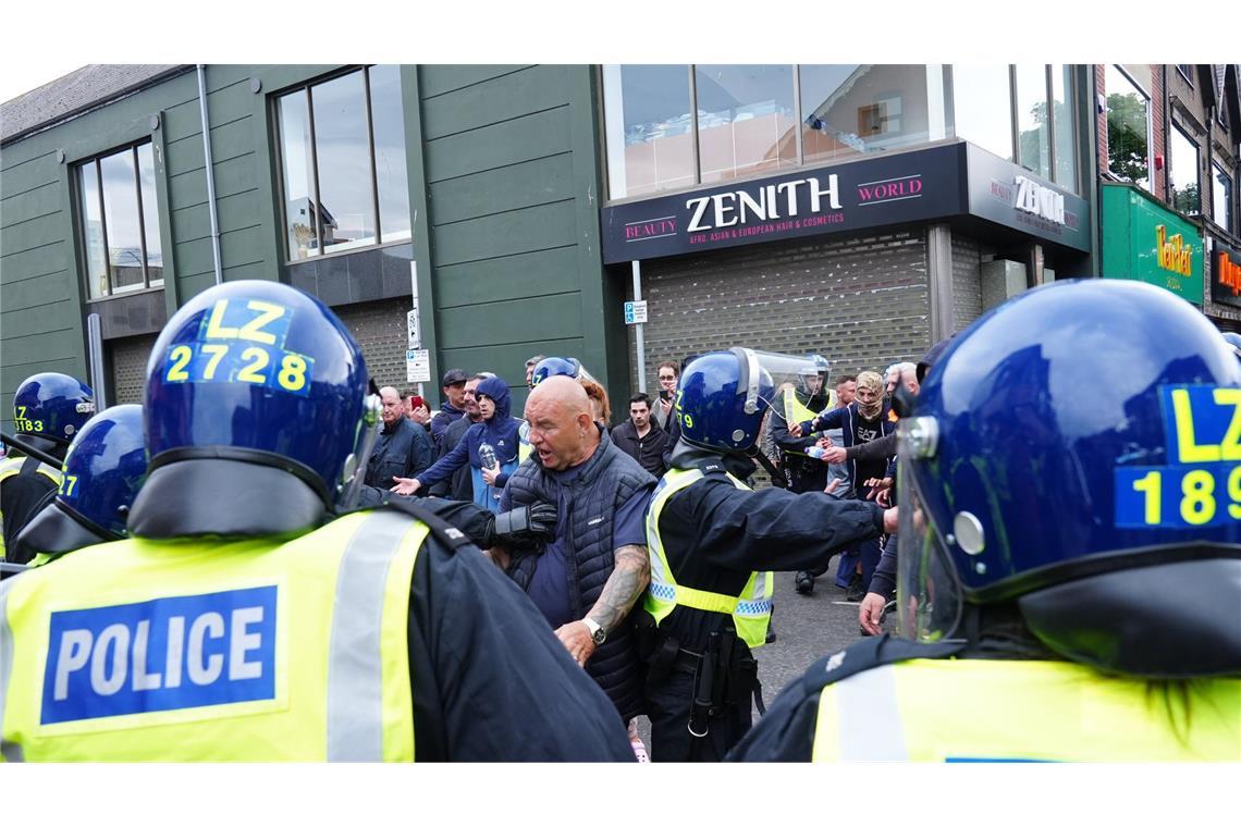 Nach der Gewalttat hatte es gewaltsame Proteste in mehreren englischen Städten gegeben.