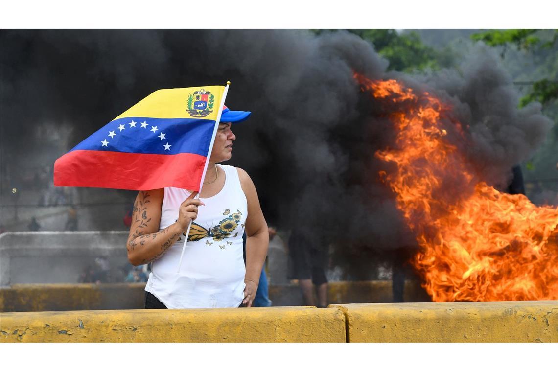 Nach der umstrittenen Präsidentenwahl im Krisenstaat Venezuela haben zahlreiche Menschen gegen das offizielle Ergebnis protestiert.