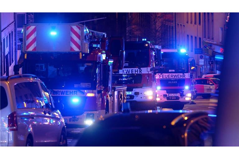 Nach einem Brand und einer Bedrohungslage zuckten stundenlang die Blaulichter der Einsatzfahrzeuge vor einer Klinik in Aachen. Nun hat vor dem Landgericht der Prozess gegen die mutmaßliche Täterin begonnen. (Archivbild)