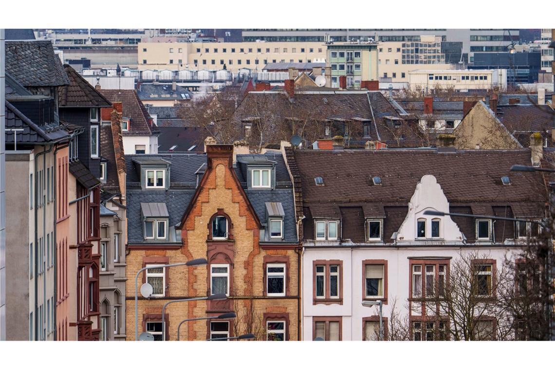 Nach einem Einbruch im Vorjahr sind die Immobilien-Investitionen im vergangenen Jahr nach Hochrechnungen des Branchenverbands IVD wieder gestiegen. (Symbolbild)