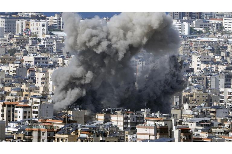 Nach einem israelischen Luftangriff auf Dahieh, einem südlichen Vorort von Beirut, Libanon, steigt Rauch auf.