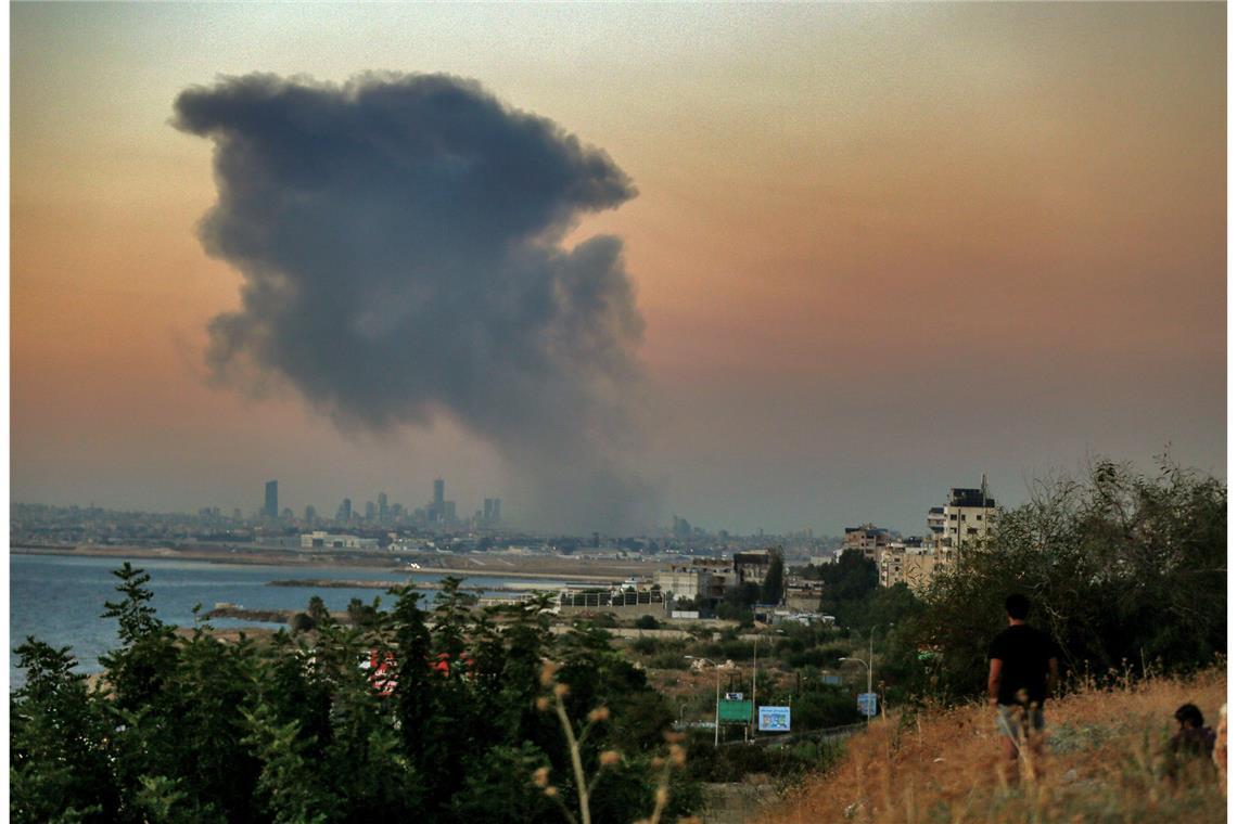 Nach einem israelischen Luftangriff steigt Rauch über einem südlichen Vorort von Beirut auf.