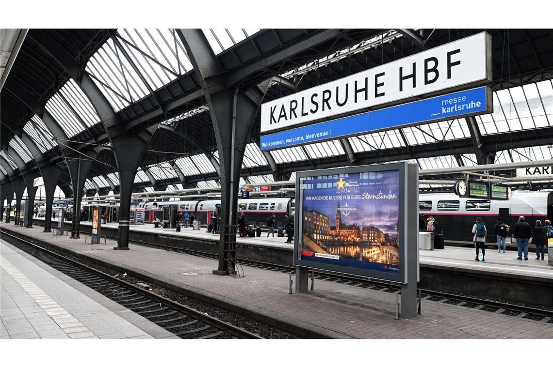 Nach einem Messerangriff am Karlsruher Hauptbahnhof, soll die Polizei nun einen Tatverdächtigen ermittelt haben. (Symbolbild)