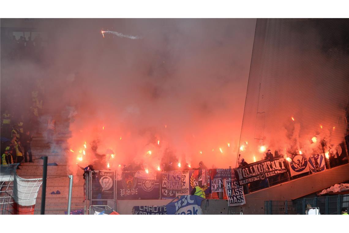 Nach einem Pyro-Skandal weigerten sich drei Sozialarbeiter als Zeugen auszusagen. (Symbolbild)