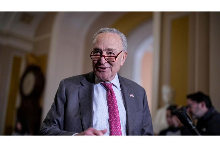 Nach einigem Widerstand gegen einen Haushaltsentwurf der Republikaner lenkt der demokratische Minderheitsführer im Senat, Chuck Schumer, nun ein. (Archivbild)