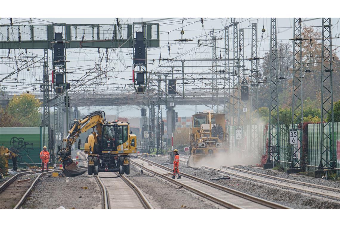 Nach fünf Monaten Bauzeit rollt ab Sonntag wieder der Zugverkehr über die Riedbahn. (Archivbild)