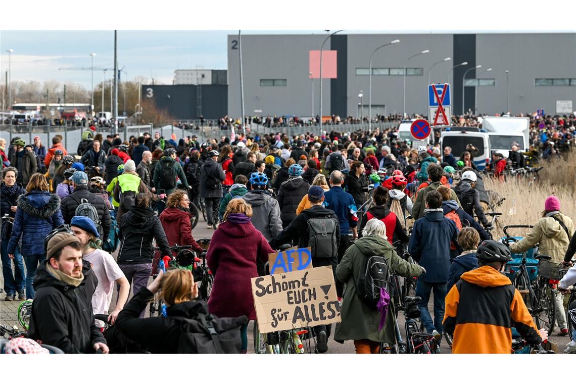 Nach Polizeiangaben versammelten sich an der Messe in Halle etwa 8.000 Gegendemonstranten.