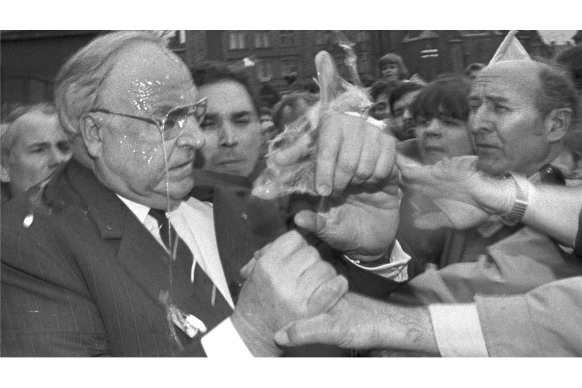 Nachdem er getroffen wurde, versucht Kohl, den Angreifer in der Menge ausfindig zu machen. (Archivbild)