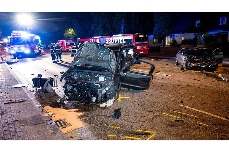 Nachdem sich der Verdacht auf ein illegales Straßenrennen erhärtet hat, sitzen die mutmaßlichen Unfallverursacher in U-Haft.