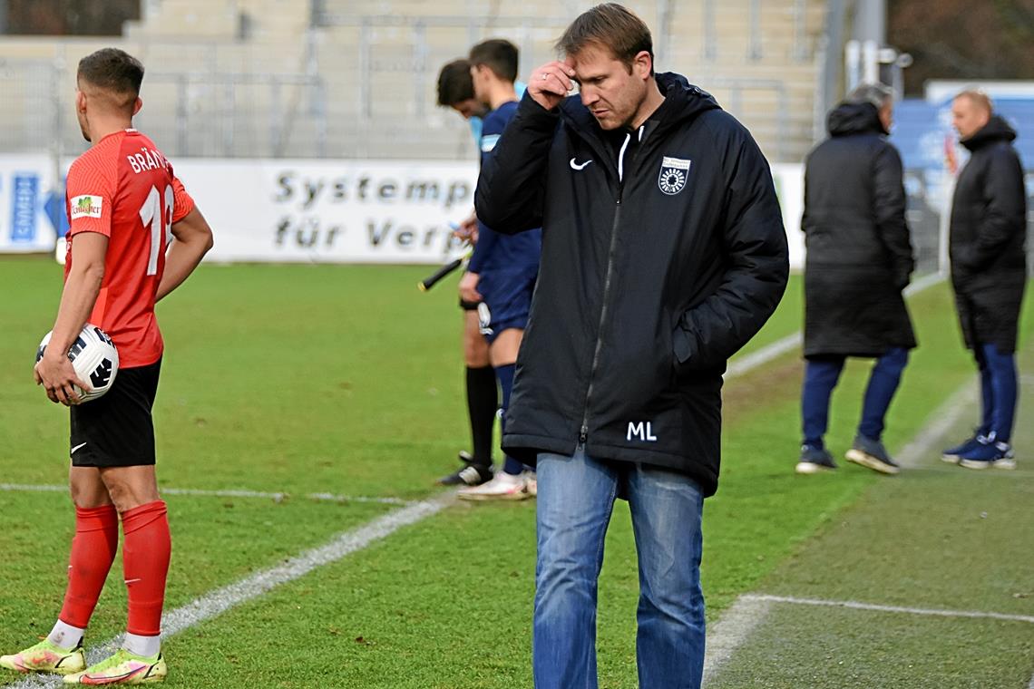 Nachdenklich, ernüchtert und enttäuscht nach seiner Premiere als Aspacher Cheftrainer: Marcus Lauer. Die erste Partie nach der Trennung von Coach Steffen Weiß brachte keinerlei Besserung. Das 0:4 gegen Walldorf war das dritte verlorene Kellerduell in Folge. Fotos: T. Sellmaier