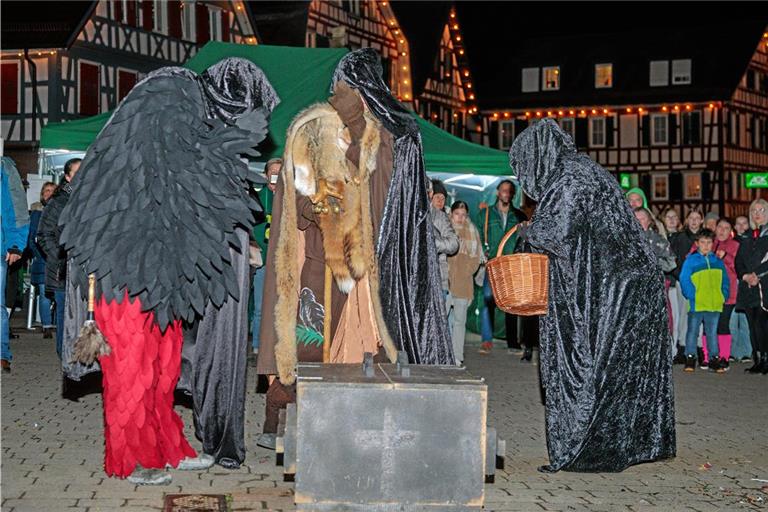 Nachtkrabb, Hotz und Hexenturmweible legen die Masken ab und verhüllen sich. Fotos: Stefan Bossow