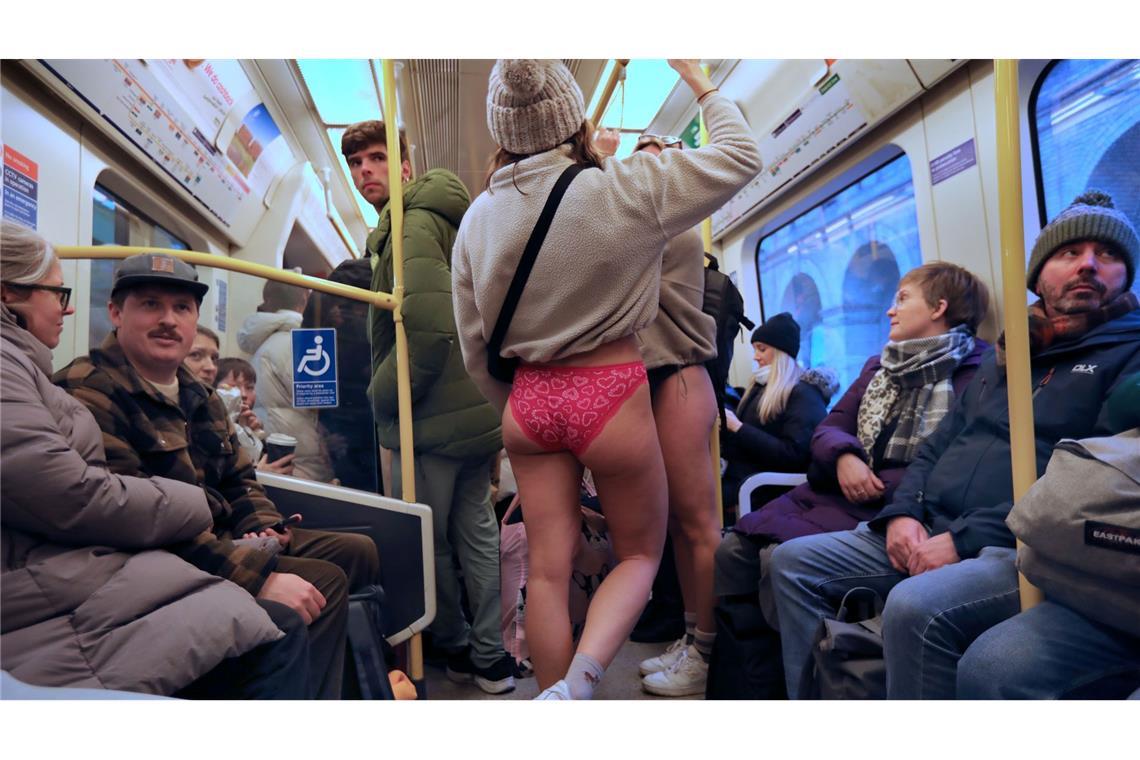 Nachtschwärmer fahren ohne Hose beider "No Trousers Tube Ride" in London.