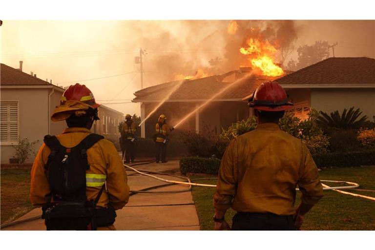 Nahe  Los Angeles ist erneut ein massives Feuer ausgebrochen (Archivfoto).