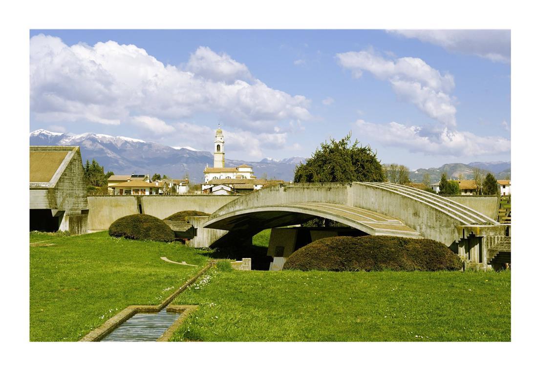 Nahe Venedig - die Friedhofsanlage Brion (20.03.2009), geplant von Carlo Scarpa, erbaut 1969-1978. Absolut sehenswert  . .  .