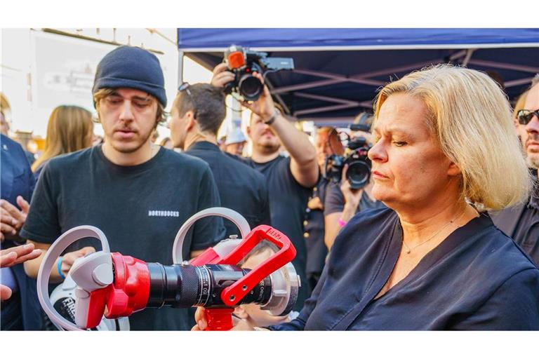 Nancy Faeser (SPD) bei dem zweiten Bevölkerungsschutztag von Bund und Ländern in Wiesbaden. Hier konnten sich Bürgerinnen und Bürger über gute Krisenvorsorge und Engagement im Ehrenamt informieren.