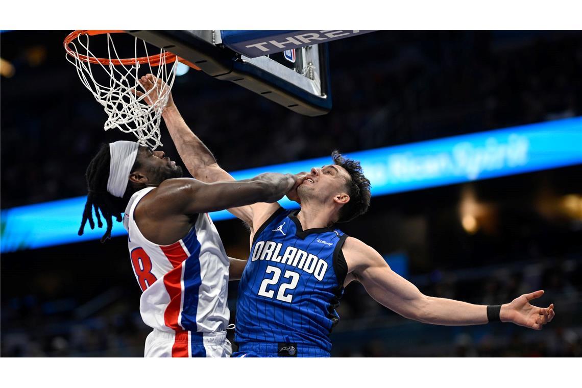 NBA: Franz Wagner spektakulär gefoult beim Dunk gegen Detroit